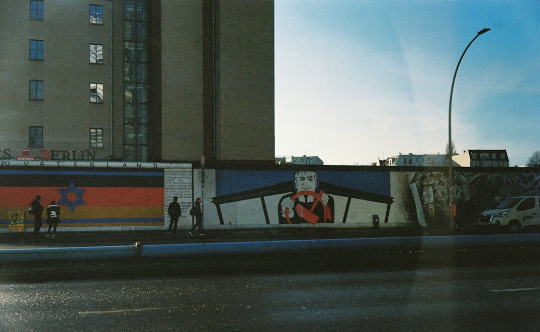 berlin wall historical photo