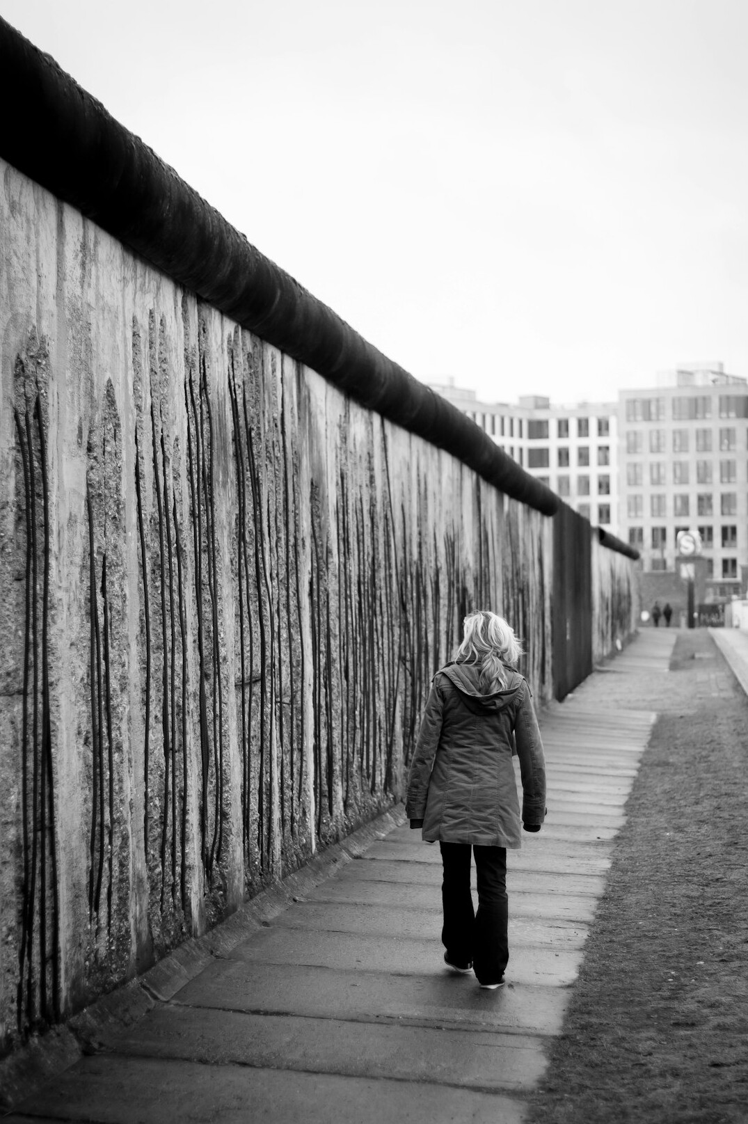 people escaping berlin wall