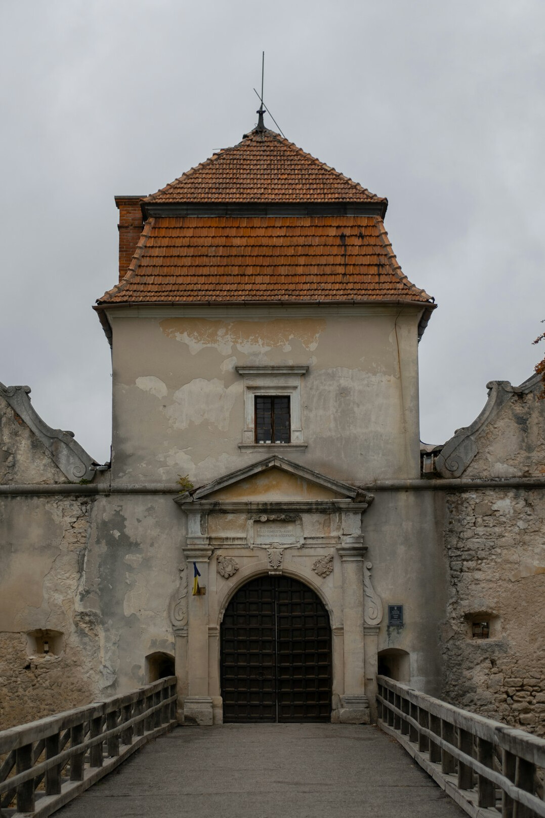 tourists at castle entrance